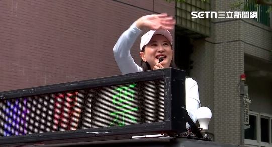 王鴻薇謝票時受訪也說，確實有很多內閣改組呼聲，但她希望絕對不要再有空降、酬庸或為了負政治責任倉促換人。（圖／翻攝畫面）