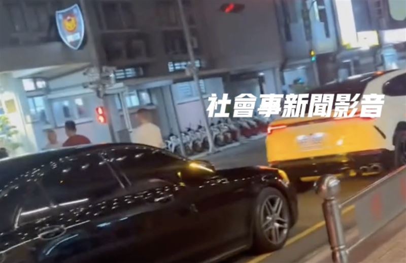 大批黑衣人、豪車聚集派出所前，警方調查身份資料後喝令離去。（圖／翻攝自社會事新聞影音）