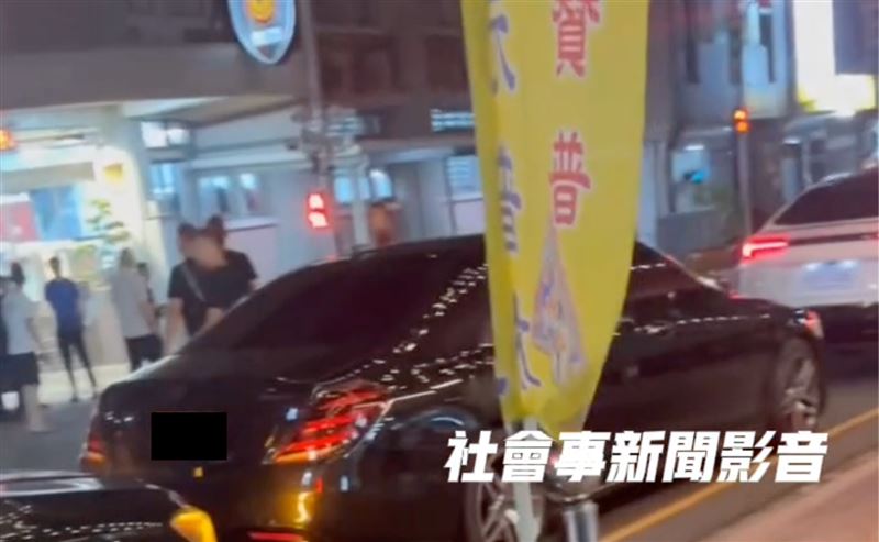 數輛豪車聚集派出所前，引發民眾熱議。（圖／翻攝自社會事新聞影音）