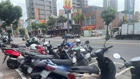 女子的機車停在路在蘆洲長路上的停車格疑似座墊被放針頭。（圖／翻攝畫面）