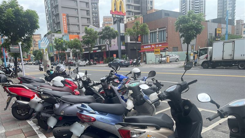 謝女懷疑機車遭不明人士放針頭,但經調查後發現並無此事。(圖/翻攝畫面)