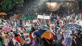 首波24位國民黨立委罷免案26日投開票，結果罷免案全數遭到否決，討論不斷。（圖／翻攝自護國大遶境臉書）