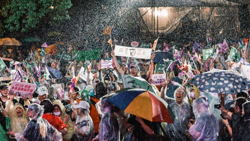 首波24位國民黨立委罷免案26日投開票,結果罷免案全數遭到否決,討論不斷。(圖/翻攝自護國大遶境臉書)