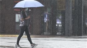 雙北等8縣市大雨特報（1）受颱風范斯高外圍環流影響，中央氣象署25日對雙北等8縣市發布大雨特報。圖為台北市信義區民眾撐傘擋雨。中央社記者翁睿坤攝  114年7月25日