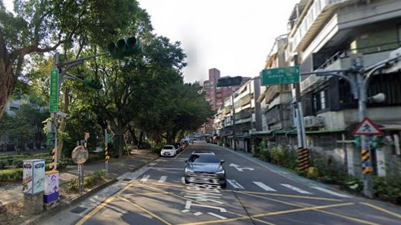 &nbsp;汀洲路1戶老公寓1坪不到40萬，僅約市價7~8折，疑似為凶宅。（圖／翻攝Google Maps）