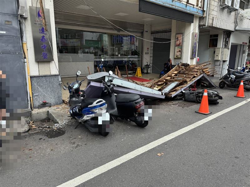 「達春中醫診所」招牌墜落,所幸無造成人員受傷。(圖/翻攝畫面)
