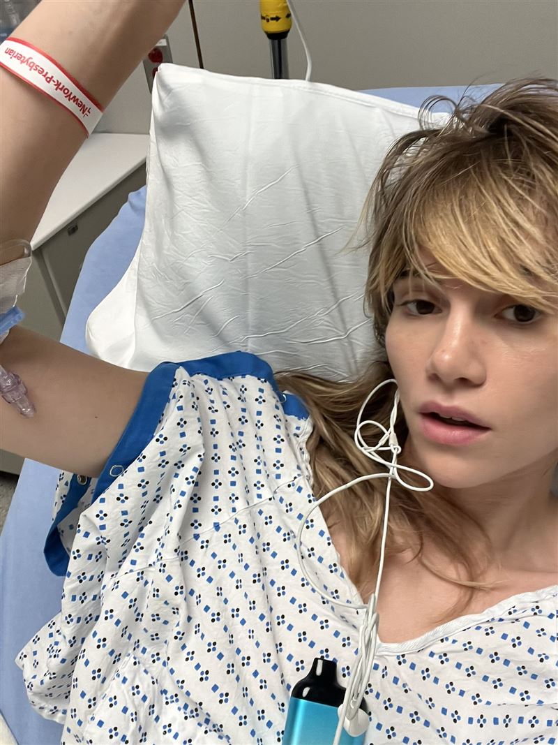 蘇琪因為貼身皮褲導致疝氣,一度住院治療。(圖/翻攝自X平台 @sukiwaterhouse)