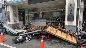 台中某診所「招牌砸落斷裂」重擊6車