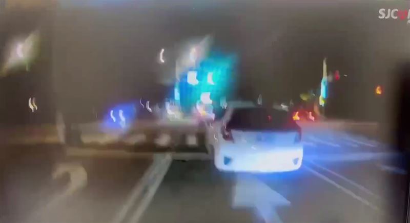 男子拒檢開車加速逃逸。(圖/翻攝畫面)