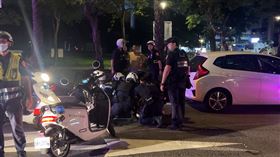 拒檢衝撞警逃逸！6警拖出車外壓地逮捕　酒駕男狼狽畫面曝