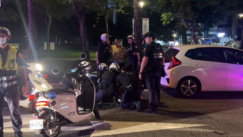 北市警方攔截逮捕酒駕男子。(圖/翻攝畫面)