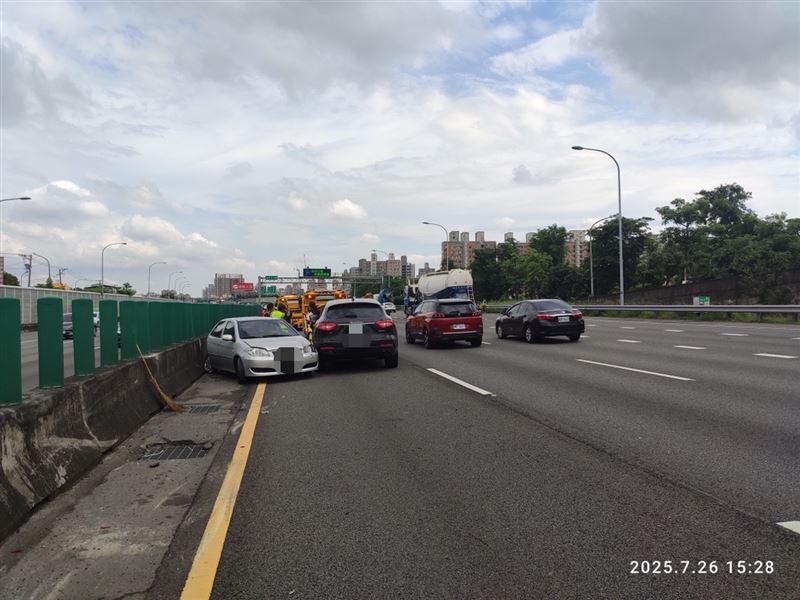 該路段內線一度因這起車禍封閉。(圖/翻攝畫面)
