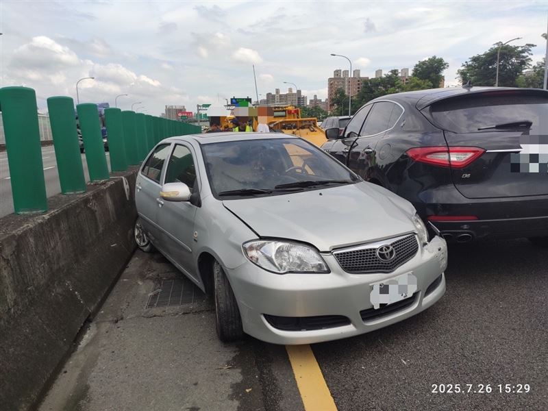 羅女的車輛被撞擊後失控停在內線。(圖/翻攝畫面)