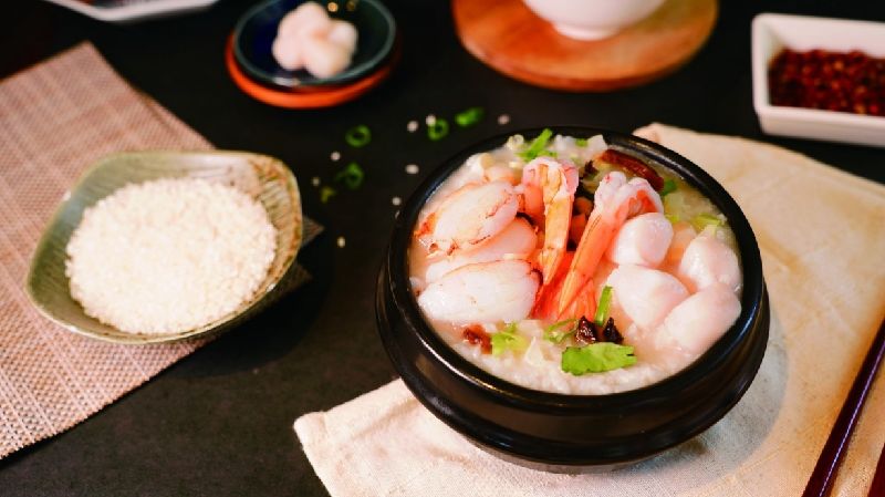 2025台灣美食展即將在8月1日登場，除了鮪魚解剖秀跟人氣主廚現場展演外，展覽會場還吃得到「十二月粥品」等排隊名店人氣美食。（圖／中央社）