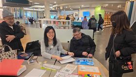 飄洋跨海支持罷免　加拿大台僑堅持反共護台信念加拿大罷免志工團「楓起來罷爆」2025年春天組織了多場連署站，義工巴如玉（左2）努力催動簽名，很多台僑熱烈響應。中央社記者程愛芬溫哥華攝  114年7月27日