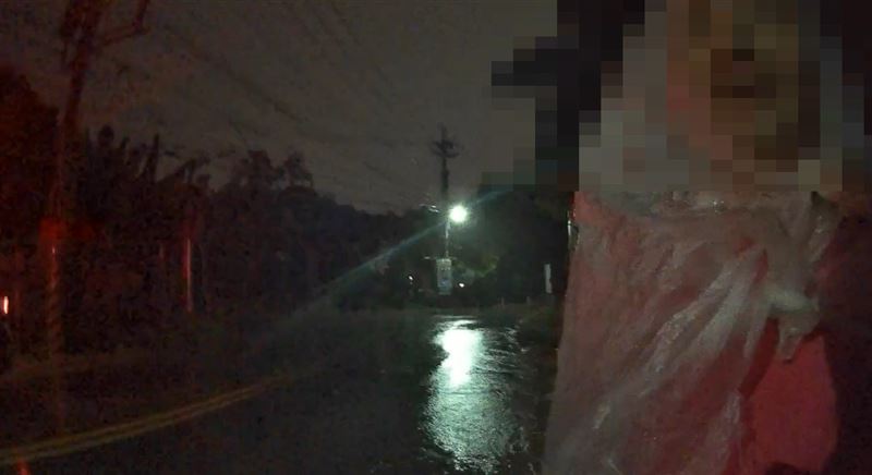 男子疑似患有失智,見員警靠近突然情緒慌張。(圖/翻攝畫面)