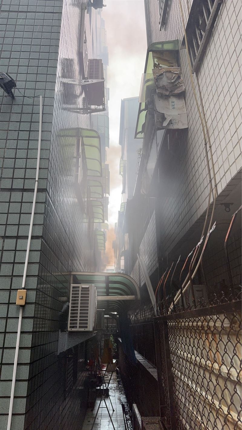 台中潭子某社區大樓傳火警。(圖/翻攝畫面)