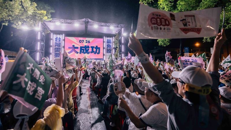 首波24位立委罷免案,投票結果均未通過。(圖/翻攝自護國大遶境粉專)