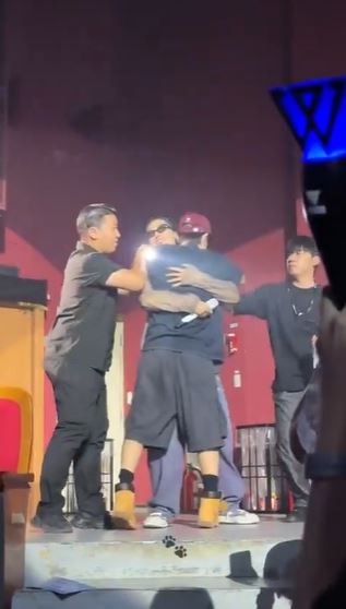 東海擁抱好友沒被認出,因此被保鑣架開。(圖/翻攝自X平台 @proudbboyy)