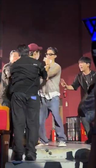 東海擁抱好友沒被認出,因此被保鑣架開。(圖/翻攝自X平台 @proudbboyy)