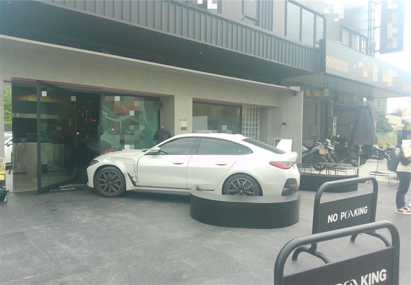 BMW轎車偏移撞上咖啡店玻璃門。(圖/翻攝畫面)