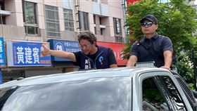 黃建賓展開車掃謝票台東罷免投開票結果，國民黨立委黃建賓不僅未被罷免，不同意票還比他當選立委多出9000餘張。黃建賓（左）27日一早展開車掃謝票行程，沿路揮手感謝支持者。中央社記者盧太城台東攝  114年7月27日