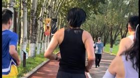 周潤發跑步後換衣服遭偷拍。（圖／翻攝自微博）