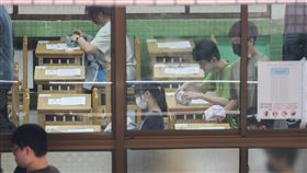 分科測驗首日（2）114學年度分科測驗11日舉行第1天考試，考物理、化學、數學甲、生物。圖為考生上午在台北市松山高中考場準備應試。中央社記者裴禛攝  114年7月11日