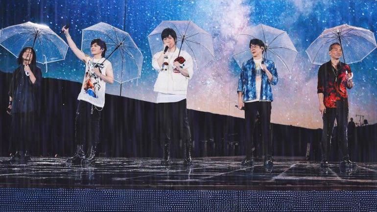 五月天在北京巡演遇到暴雨,澆不熄粉絲熱情。(圖/翻攝自臉書)