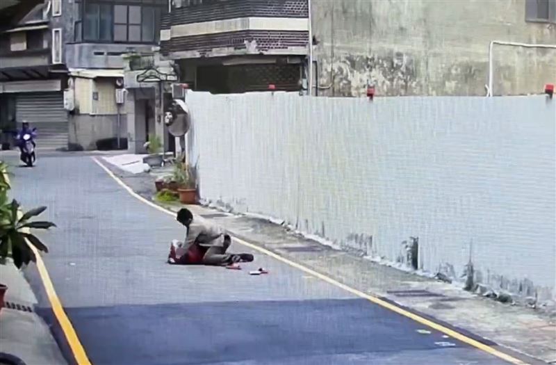 印尼籍男子持剪刀猛刺女友。（圖／翻攝畫面）
