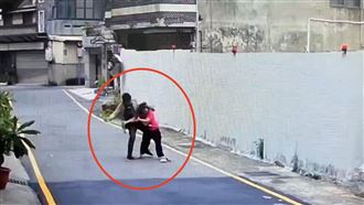 印尼男疑戴綠帽「剪刀」狂刺女友　畫面曝