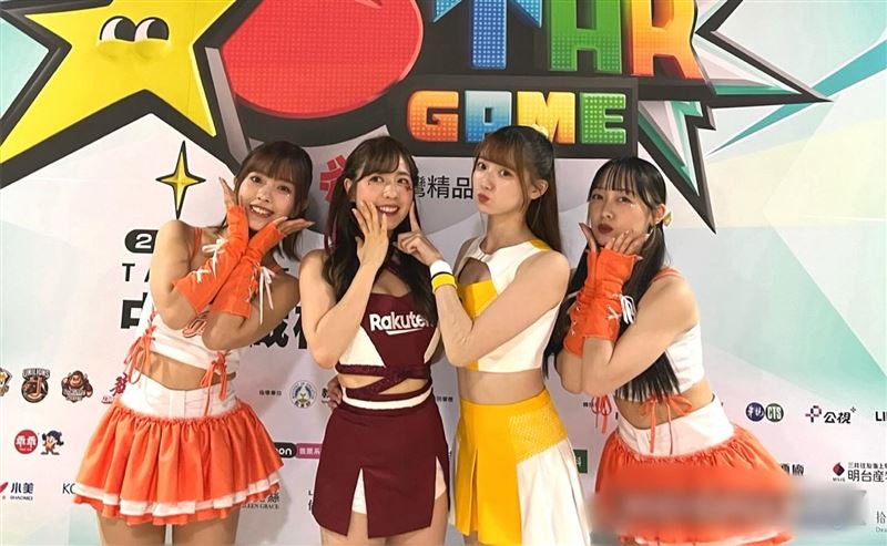 希美（左起）、高橋佳帆、菊池桃子、千紘4人難得合體。（圖／翻攝自菊池桃子Threads）
