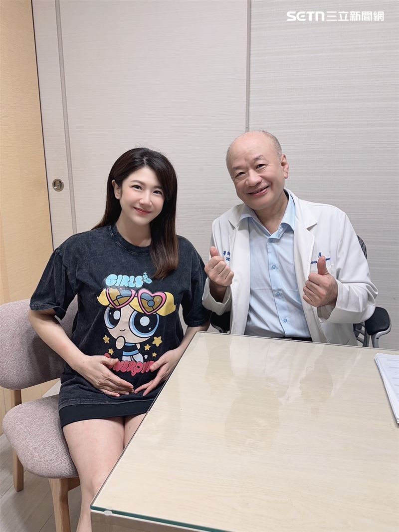 主播鄭亦真試管三次失敗，直到遇見徐明義院長（右），才順利懷孕。(圖／鄭亦真提供）