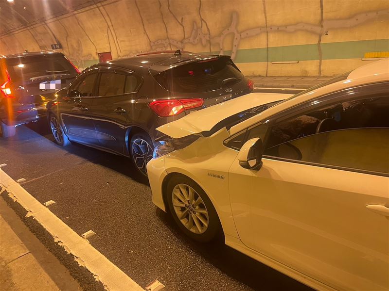 4輛車因未保持安全車距發生追撞,造成車流回堵約1公里。(圖/翻攝畫面)