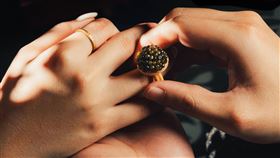 8月22日至8月底寶艾西餐廳限時加購520元享「魚子醬情人對戒」。（圖／飯店旅宿業者提供）