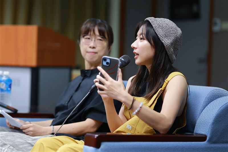 陳妤(右)與經紀人劉恬恬(左)「台語台表演班」揭開藝人與經紀人的親密默契。(圖/公視台語台提供)