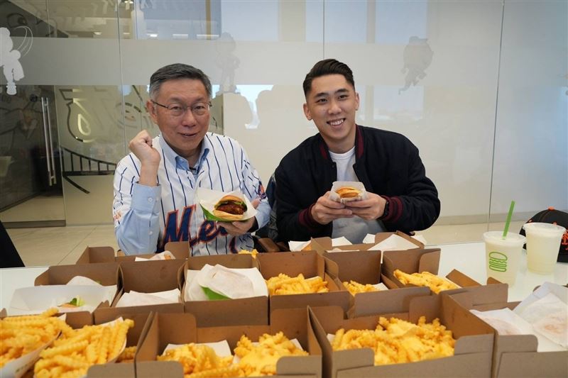 陳世軒(右)貼出過去與前民眾黨主席柯文哲的合影,並表示自己要送雞排和甘蔗汁。(圖/翻攝自陳世軒臉書)