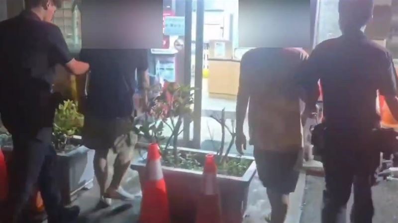 警方趕抵現場將3人逮捕。(圖/翻攝畫面)
