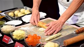 郭元益中秋攜手百年品牌森永牛奶糖推新品百年品牌郭元益在7月14日舉辦中秋節記者會，2025年首度攜手百年品牌森永牛奶糖，現場糕餅師傅展示製餅工藝，製作結合森永牛奶糖風味的Q心餡餅。（郭元益提供）中央社記者何秀玲傳真  114年7月27日