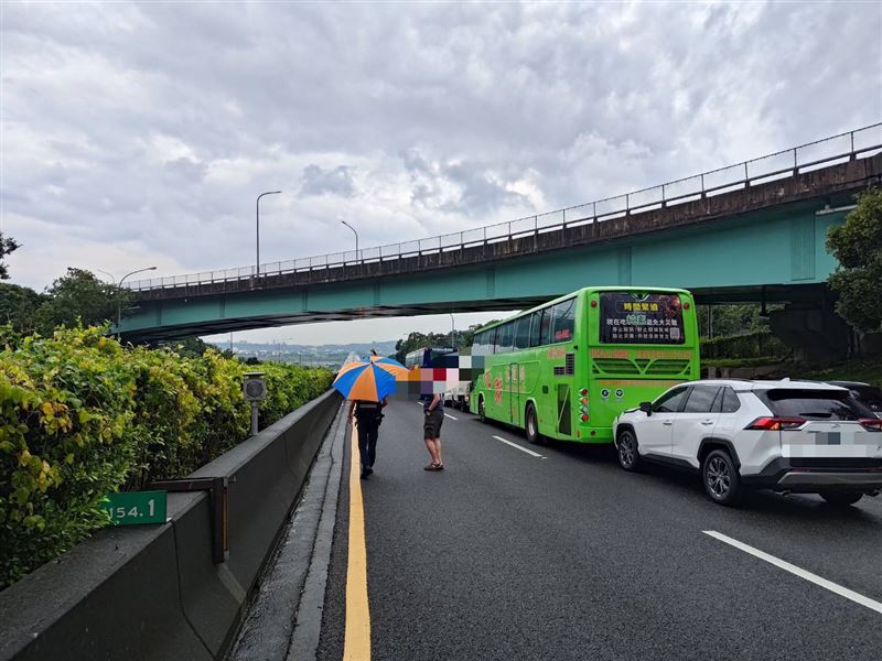 國道1號發生11車連環事故。(圖/翻攝畫面)