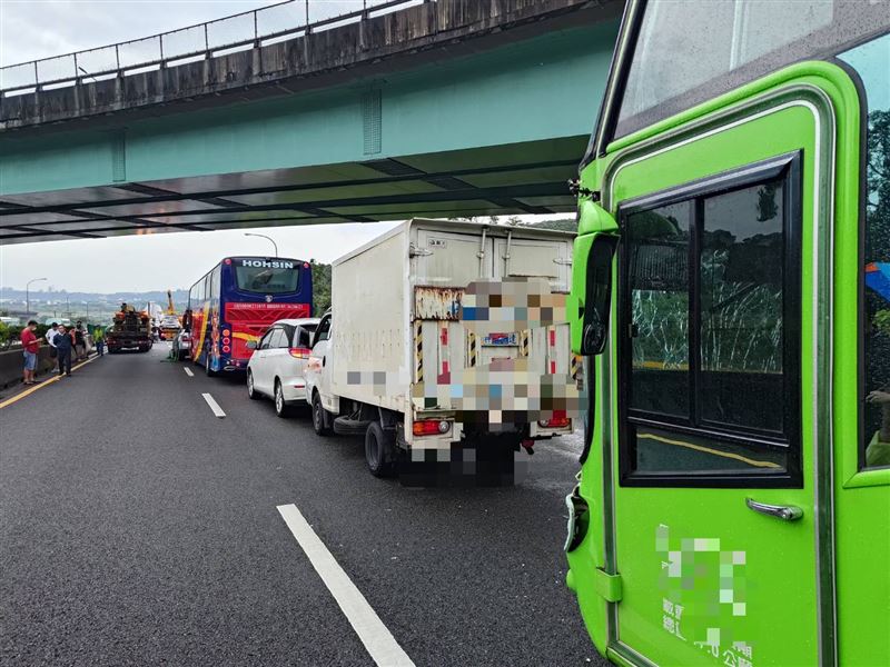車禍現場從154公里處綿延至152公里處,共有11輛大小車發生碰撞、追撞。(圖/翻攝畫面)