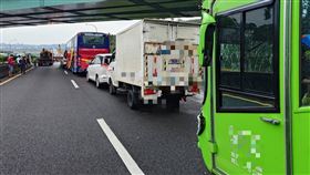 國道1驚悚連環撞！2客運+9大小車追撞成串