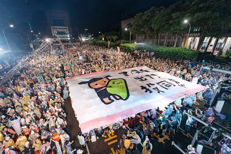 8月23日第二波公投綁罷免投票,國民黨7名立委將接受考驗。(圖/翻攝自護國大遶境)