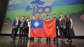 國際生物奧林匹亞競賽  台灣學生獲1金3銀2025年第36屆國際生物奧林匹亞競賽在菲律賓舉行，台灣學生共獲得1金3銀，頒獎儀式結束後一同拿著中華民國國旗到台上合影。（教育部提供）中央社記者許秩維傳真 114年7月27日