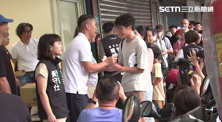 陳世軒(左)在服務處發放200份雞排。(圖/翻攝畫面)