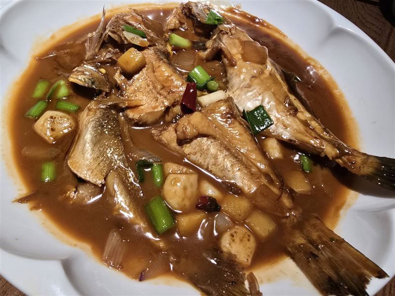 「食不食貨」的海鮮料理,讓阿鴻直呼:「物超所值!」(圖/陳鴻提供)