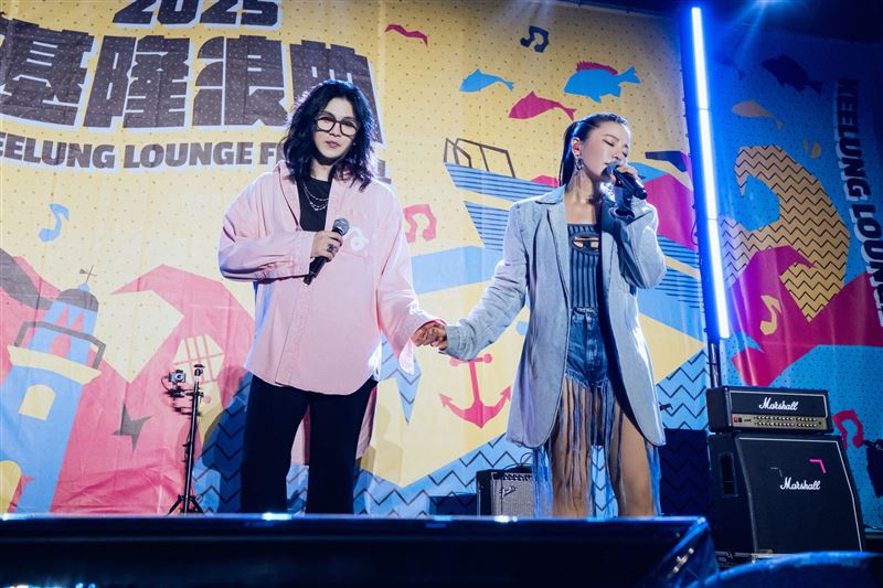 丁噹(右)、麋先生主唱聖皓驚喜合體。(圖/基隆市政府提供)