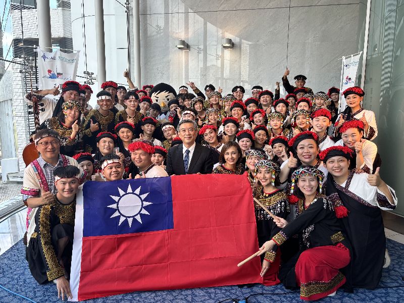 駐日副代表周學佑(中)、立委邱議瑩(前排右4)以及尼布恩合唱團與國旗合影。(圖/中央社)