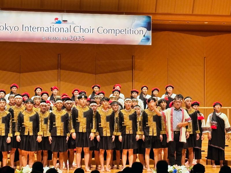尼布恩合唱團演唱結束後與指揮陳俊志(右1)謝幕。(圖/中央社)
