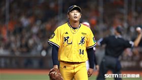 ▲中職36年例行賽，中信兄弟先發投手魏碩成1局下失3分。（圖／記者劉彥池攝影）